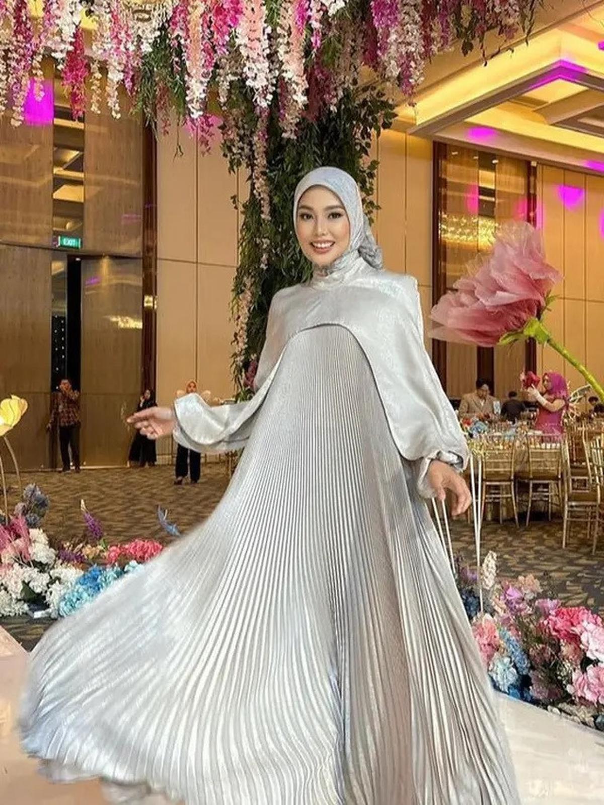 Inspirasi Gamis Lebaran 2025, Dari Plisket Futuristik hingga Renda Feminin