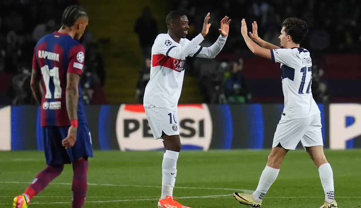 Pemain Paris Saint-Germain, Ousmane Dembele dan Vitinha, merayakan kemenangan atas Barcelona pada duel leg kedua perempat final Liga Champions 2023/2024 Stadion Olimpic Lluis Companys, Rabu (17/4/2024).  (AP Photo/Emilio Morenatti)