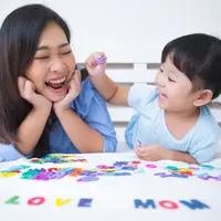 Ibu bermain dengan cerdas bukan hanya soal menang, tetapi juga tentang belajar, berkembang, dan menikmati prosesnya! (Foto dok: Freepik/jcomp).