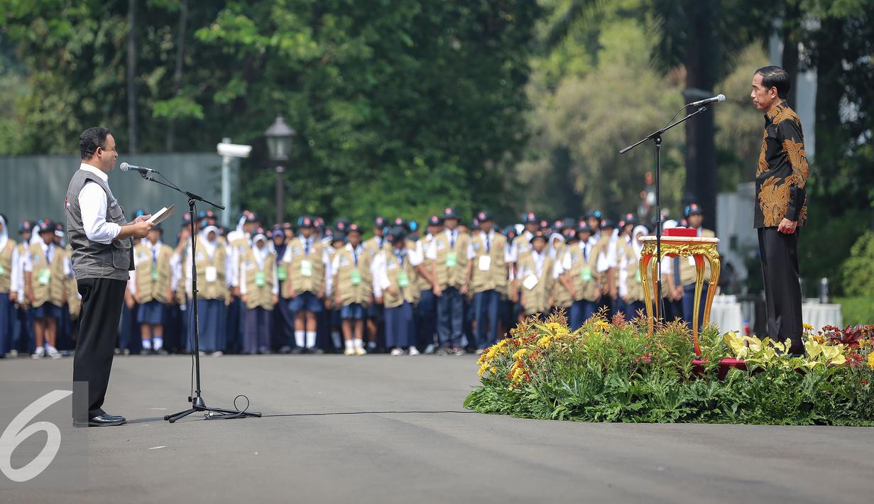 Presiden Joko Widodo mempimpin pembukaan kegiatan Kawah Kepemimpinan Pelajar (KKP) di Istana Merdeka, Jakarta (18/11). Melalui program ini pemerintah berusaha menanamkan pandangan dasar dan mentalitas kepemimpinan pelajar. (Liputan6.com/Faizal Fanani)