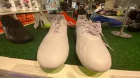 Salah satu sepatu buatan Indonesia yang dijual di toko olahraga di Dortmund, Jerman. (Bola.com/Benediktus Gerendo Pradigdo)