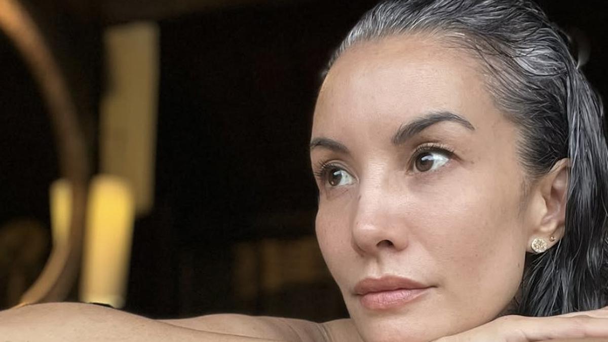Pesona Classic Beauty Nadya Hutagalung, Tampil Statement dengan Rambut Uban