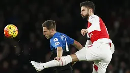 Striker Arsenal, Olivier Giroud, berusaha merebut bola dari pemain Bournemouth, Dan Gosling, pada laga Liga Inggris di Stadion Emirates, Inggris. (Reuters/Stefan Wermuth)