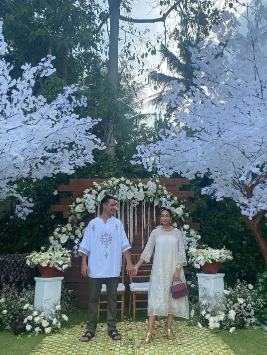 Tahun 2010, Happy Salma dipersunting oleh Tjokorda Bagus Dwi Santana Kerthyasa, pria keturunan Bali-Australia yang merupakan seorang bangsawan kerajaan Bali. (FOTO: instagram.com/happysalma)