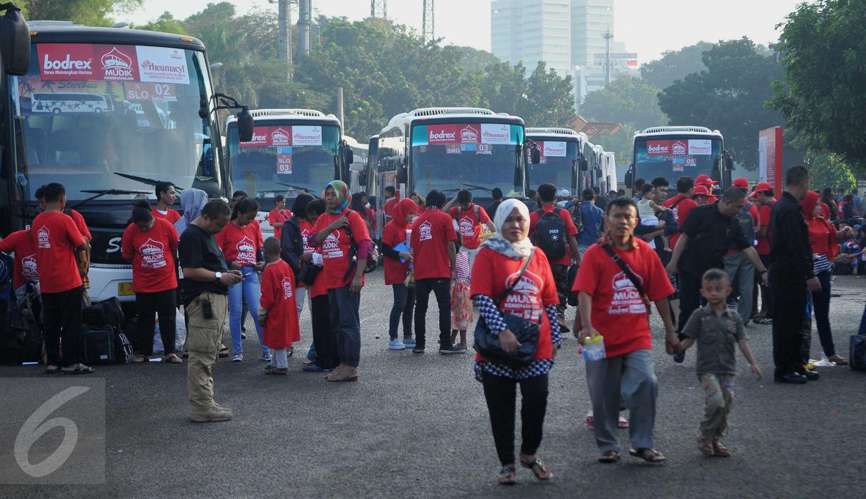 Sejumlah peserta bersiap untuk mudik kemenangan Bodrex dan Neo Rheumacyl di Tenis Indoor Senayan, Jakarta, Kamis (30/6). Mudik gratis yang diikuti 2000 orang ini melibatkan 41 bus dengan berbagai tujuan kota di Pulau Jawa. (Liputan6.com/Gempur M Surya)