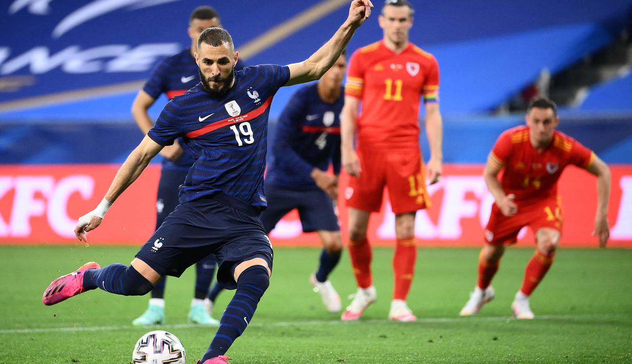 Karim Benzema. Enam tahun tak memperkuat Timnas Prancis, Karim Benzema akhirnya kembali masuk skuat menghadapi Euro 2020 (Euro 2021). Prestasi apiknya bersama Real Madrid musim ini dengan torehan 30 gol tentunya luar biasa jika menilik usianya yang telah menginjak 33 tahun. (AFP/Franck Fife)