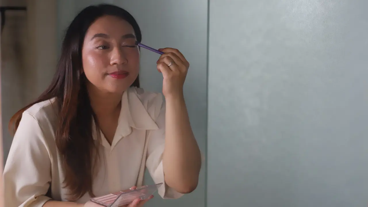 Ilustrasi Menggunakan Eyeshadow