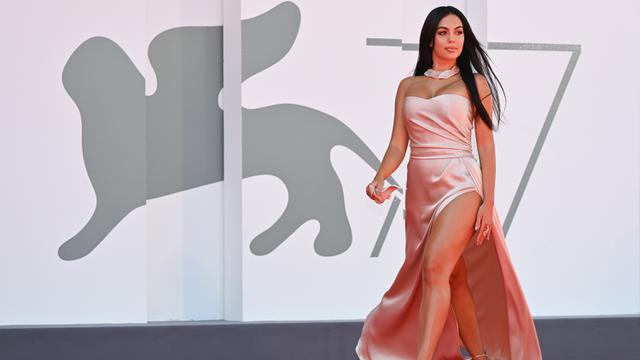 Pesona Pacar Ronaldo di Karpet Merah Venice Film Festival 2020