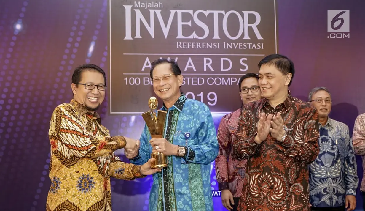 Presiden Direktur BCA Jahja Setiaatmadja (tengah) menerima penghargaan Emiten Terbaik 2019 untuk Top Performing Listed Companies 2019 oleh Deputi Komisioner Pengawas Pasar Modal 2A OJK Fakhri Hilmi (kiri) dalam Investor Awards 2019 di Jakarta, Kamis (16/5). (Liputan6.com/HO/Eko)