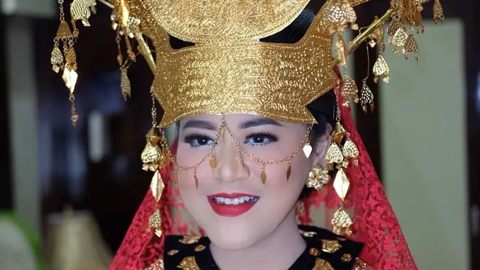 [Bintang] Pakai Bulang, Kahiyang Ayu Nggak Ribet dengan Kebaya Mandailing