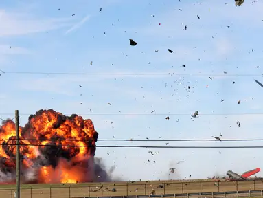 Sebuah pesawat militer bersejarah jatuh setelah bertabrakan dengan pesawat lain selama pertunjukan udara di Bandara Eksekutif Dallas, Dallas, Amerika Serikat, 12 November 2022. Dua pesawat bertabrakan saat mengudara pada pertunjukan udara Dallas Air Show. (Nathaniel Ross Photography via AP)