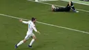 Penyerang Real Madrid, Gareth Bale, melakukan selebrasi usai mencetak gol ke gawang Liverpool pada laga final Liga Champions di Stadion NSC Olimpiyskiy, Kiev, Minggu (27/5/2018). Real Madrid menang 3-1 atas Liverpool. (AP/Darko Vojinovic)