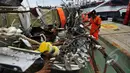 Petugas dari Basarnas memperlihatkan puing dari bangkai badan pesawat Airasia QZ8501 di Pelabuhan Tanjung Priok, Jakarta, Senin (2/3/2015). (Liputan6.com/Faizal Fanani)