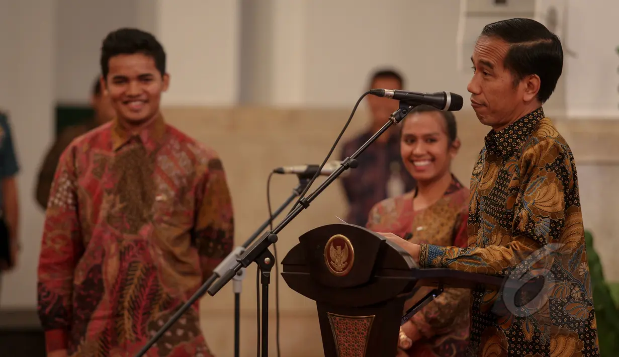 Presiden Joko Widodo memberikan pidato saat melepas Tim  Nusantara Sehat I di Istana Negara, Jakarta, Senin (4/5/2015). Tim  Nusantara Sehat I akan ditempatkan di sejumlah pelosok Indonesia. (Liputan6.com/Faizal Fanani)