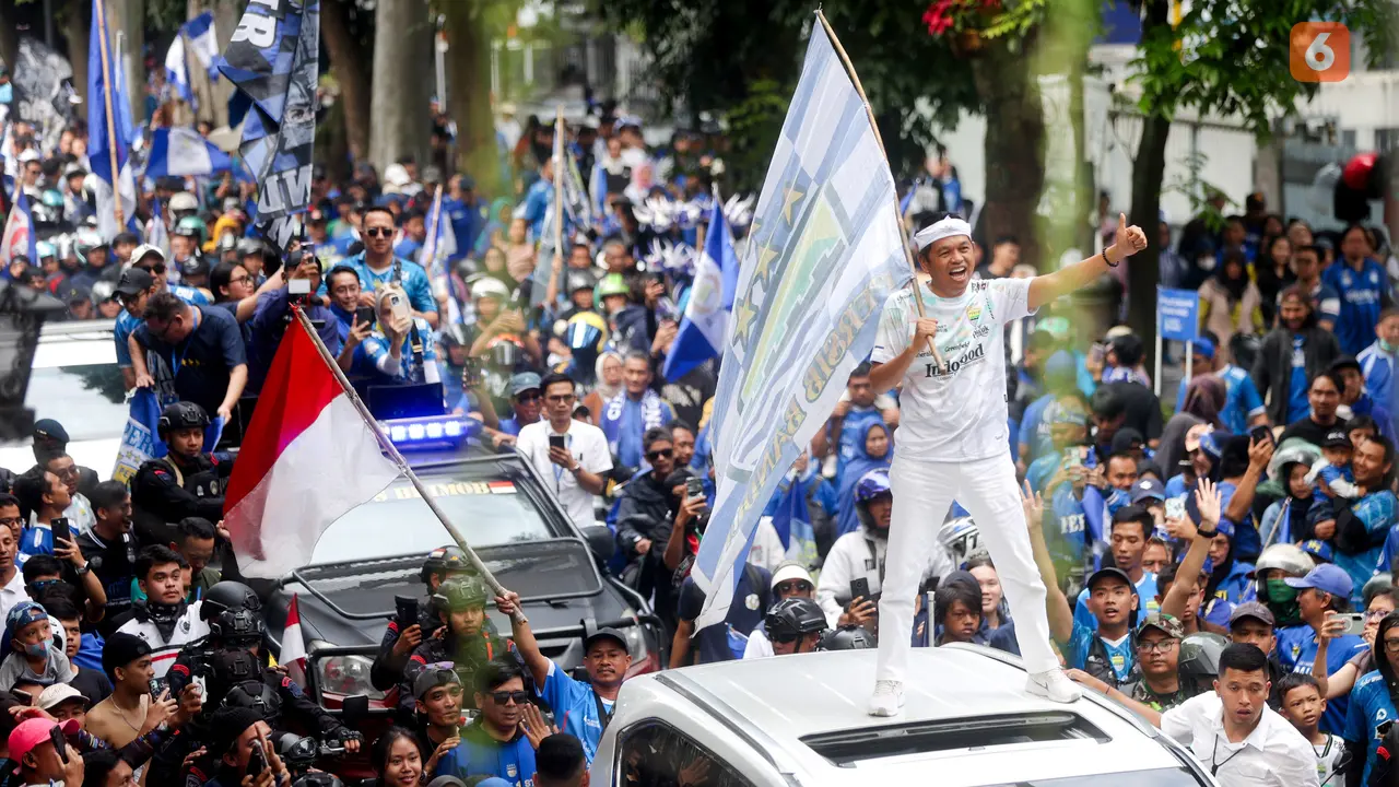 Foto: Lepas Baju Saat Pawai, KDM Larut Dalam Perayaan Pesta Persib Juara