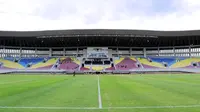 Rumput lapangan ditanami jenis Zoysia Japonica yang dikatakan sama dengan yang digunakan di Stadion Gelora Bung Karno, Jakarta.  (Bola.com/M Iqbal Ichsan)
