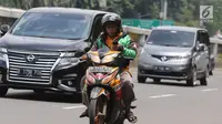 Pengemudi ojek online menggunakan telepon seluler sambil mengendarai sepeda motor di Jalan Gatot Subroto, Jakarta, Kamis (8/3). Menurut pihak kepolisian kecelakaan akibat penggunaan telepon genggam saat mengemudi kerap terjadi.(Liputan6.com/Arya Manggala)