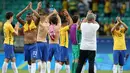 Para pemain Brasil bertepuk tangan usai pertandingan melawan Denmark di Olimpiade 2016 di Fonte Nova Stadium, Salvador, Brasil, (11/8). Brasil menang atas Denmark dengan skor 4-0. (AFP PHOTO/NELSON Almeida)