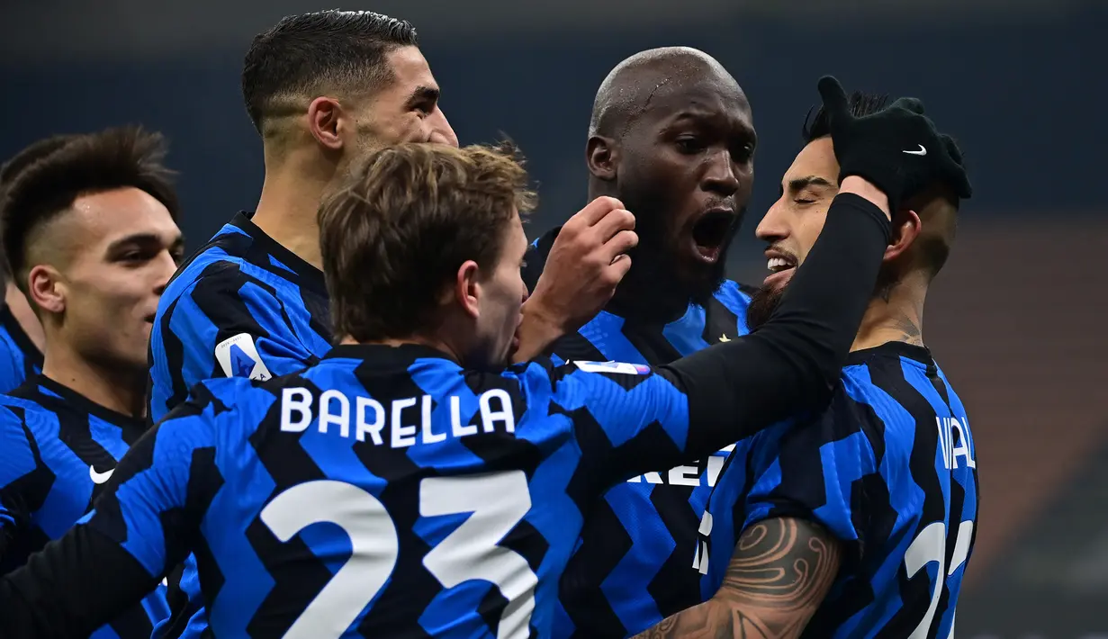 Para pemain Inter Milan merayakan gol pertama yang dibuat gelandang Arturo Vidal (kanan) ke gawang Juventus dalam laga lanjutan Liga Italia Serie A 2020/21 pekan ke-18 di San Siro Stadium, Minggu (17/1/2021). Inter Milan menang 2-0 atas Juventus. (AFP/Miguel Medina)