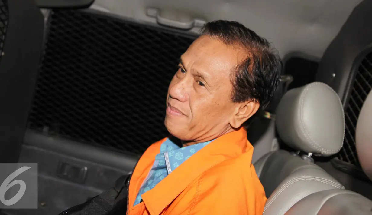 Penahanan Politisi PDI-Perjuangan yang sekaligus tersangka kasus dugaan suap terkait pengusahaan izin di Kabupaten Tanah Laut, Adriansyah, diperpanjang oleh KPK, Jakarta, Selasa (7/7/2015). (Liputan6.com/Helmi Afandi)