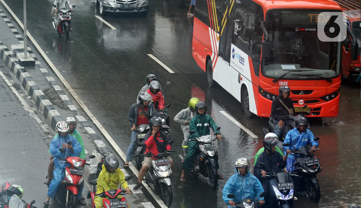 Pengendara antre melintasi Jalan Di Panjaitan dekat Halte Transjakarta Cawang Soetoyo yang banjir, Jakarta, Rabu (1/1/2020). Hujan yang mengguyur Jakarta sejak Selasa sore (31/12/2019) mengakibatkan banjir di sejumlah titik di Jakarta. (Liputan6.com/Helmi Fithriansyah)