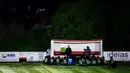 Para pemain  Korea-Korea Selecao ketika mendapatkan intruksi langsung dari manajer projek sekaligus founder dari Korea-Korea Selecao, Justinus Lhaksana. Coach Justin mengatakan bahwa pertandingan uji coba tersebut merupakan panggung untuk para pemain.