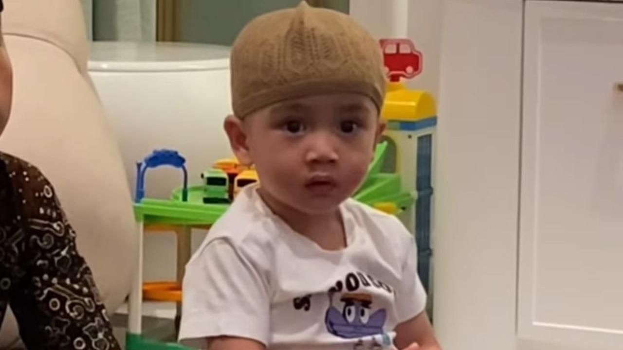 Momen Rayyanza yang ikut acara pengajian langsung banjir komentar dari rekan artis. Mulai dari Teuku Wisnu hingga Meisya Siregar.<br>