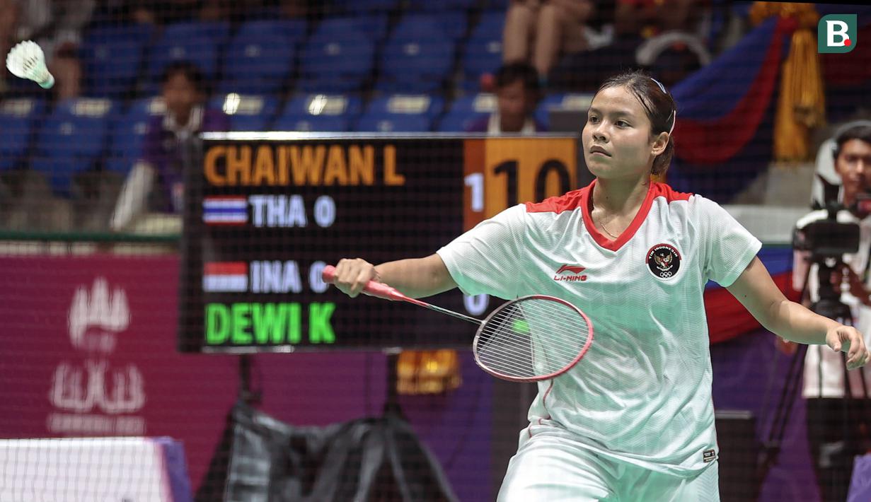 <p>Pebulu tangkis tunggal putri Indonesia, Komang Ayu Cahya Dewi bertanding melawan pebulu tangkis putri Thailand, Lalinrat Chaiwan pada final bulu tangkis beregu putri SEA Games 2023 di Badminton Hall Morodok Techo National Stadium, Phnom Penh, Kamboja, Kamis (11/05/2023). (Bola.com/Abdul Aziz)</p>