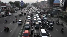 Kendaraan bermotor terjebak kemacetan di Jalan KH. Abdullah Syafei, Jakarta, Senin (9/9/2019). Perluasan wilayah ganjil genap yang berlaku hari ini membuat pengendara beralih ke ruas jalan alternatif sehingga jumlah kendaraan meningkat dan menyebabkan kemacetan panjang. (merdeka.com/Iqbal Nugroho)