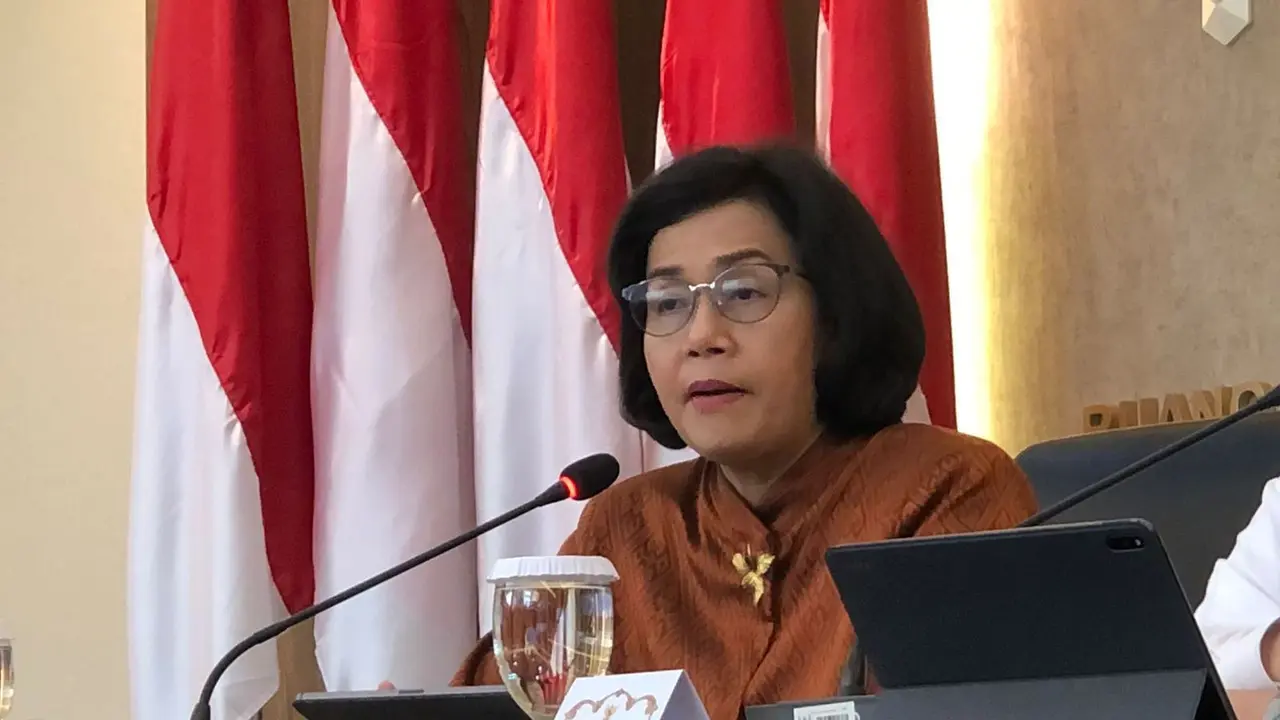 Menteri Keuangan (Menkeu) Sri Mulyani Indrawati dalam konferensi pers Devisa Hasil Ekspor (DHE), di kantor Kementerian Bidang Perekonomian, Jumat (28/7/2023). (Tira/Liputan6.com)