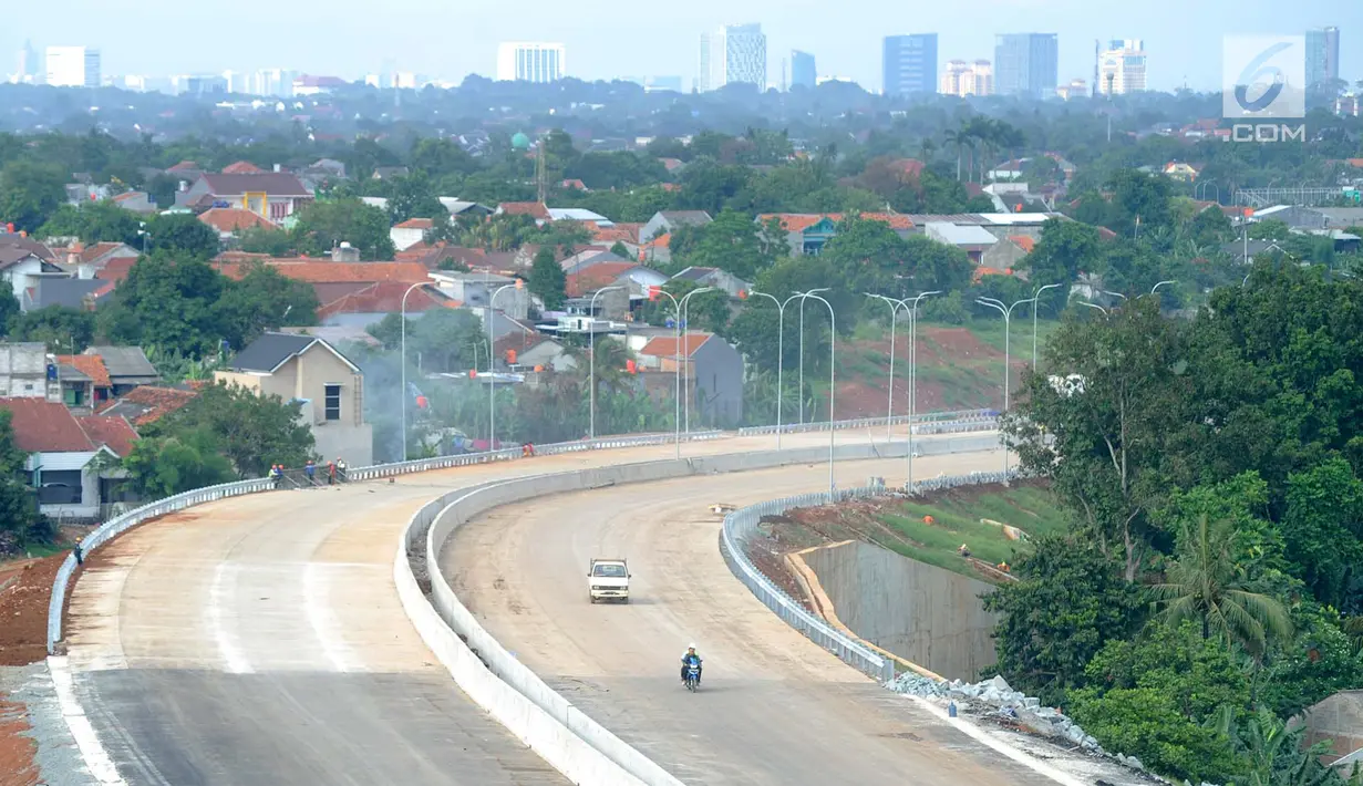 Suasana proyek jalan tol Desari seksi 2 Brigif-Sawangan di kawasan Krukut, Depok, Jawa Barat, Selasa (12/3). Tol ini diperkirakan rampung pada tahun 2021. dan akan terkoneksi dengan Tol Bogor Outer Ring Road (BORR). (merdeka.com/Arie Basuki)