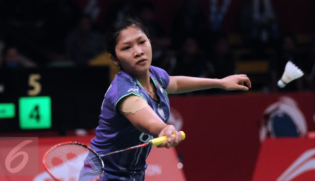 Tunggal putri Indonesia, Lindaweni Fanetri menerima bola dari RatchanokIntanon (Thailand) di Total BWF World Championships 2015 di Jakarta, Kamis (13/8/2015). Lindaweni unggul 24-26, 21-10, 5-8 (mundur). (Liputan6.com/Helmi Fithriansyah)