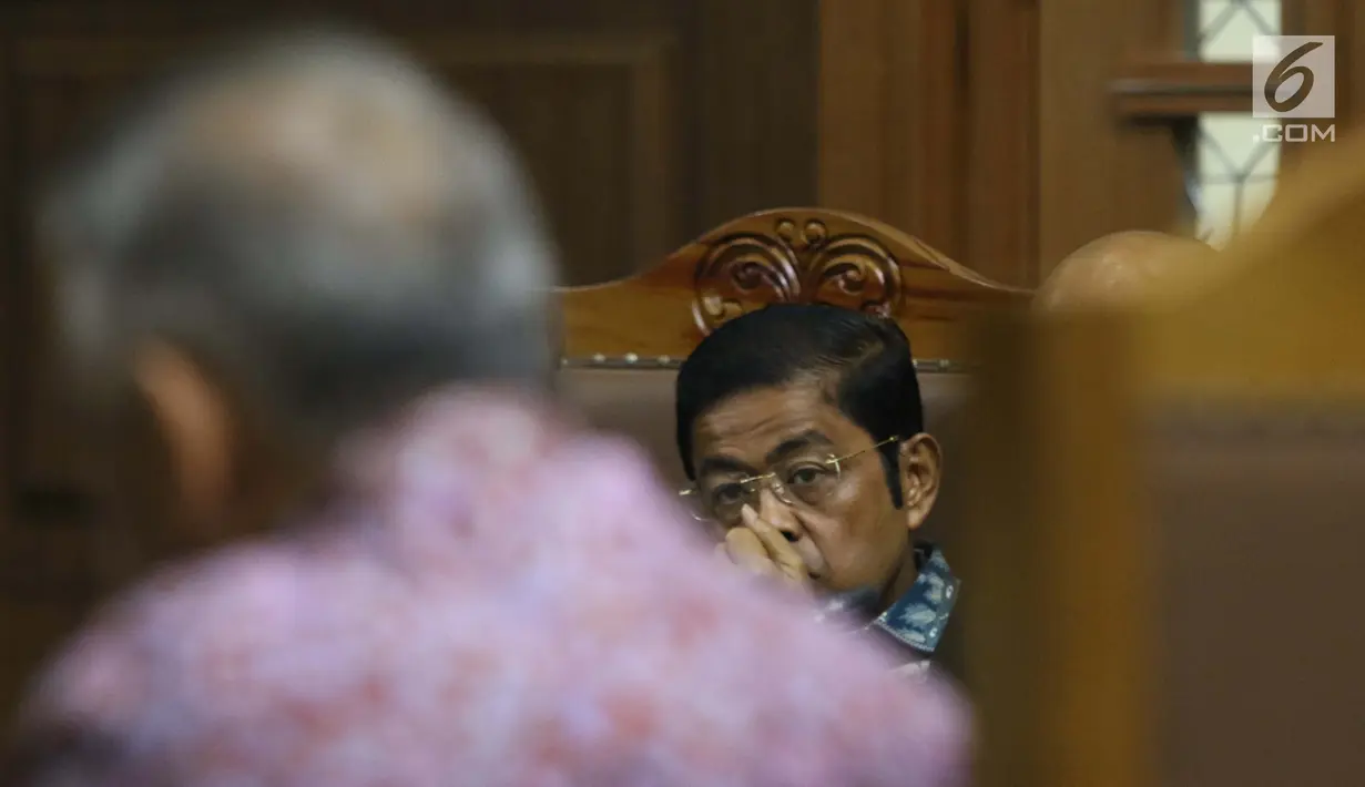 Terdakwa dugaan penerimaan suap terkait kerja sama pembangunan PLTU Riau-1 Idrus Marham menyimak keterangan Dirut PT PLN Persero Sofyan Basir saat sidang lanjutan di Pengadilan Tipikor, Jakarta, Selasa (12/2). (Liputan6.com/Helmi Fithriansyah)