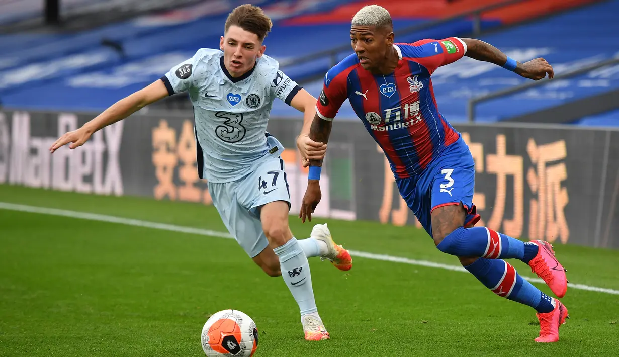 Pemain tengah Chelsea, Billy Gilmour (kiri) berebut bola dengan bek Crystal Palace, Patrick van Aanholt (kanan) dalam lanjutan Liga Inggris di Selhurst Park, Rabu (8/7/2020) dini hari WIB. Lewat pertarungan ketat, Chelsea berhasil menaklukkan Crystal Palace 3-2. (JUSTIN TALLIS/ POOL / AFP)