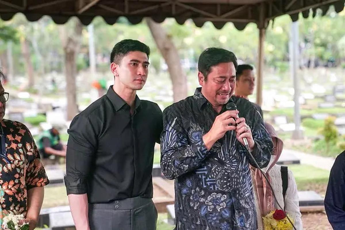 Sang Nenek Meninggal Dunia, Ini 6 Potret Verrell Bramasta Antar ke Peristirahatan Terakhir