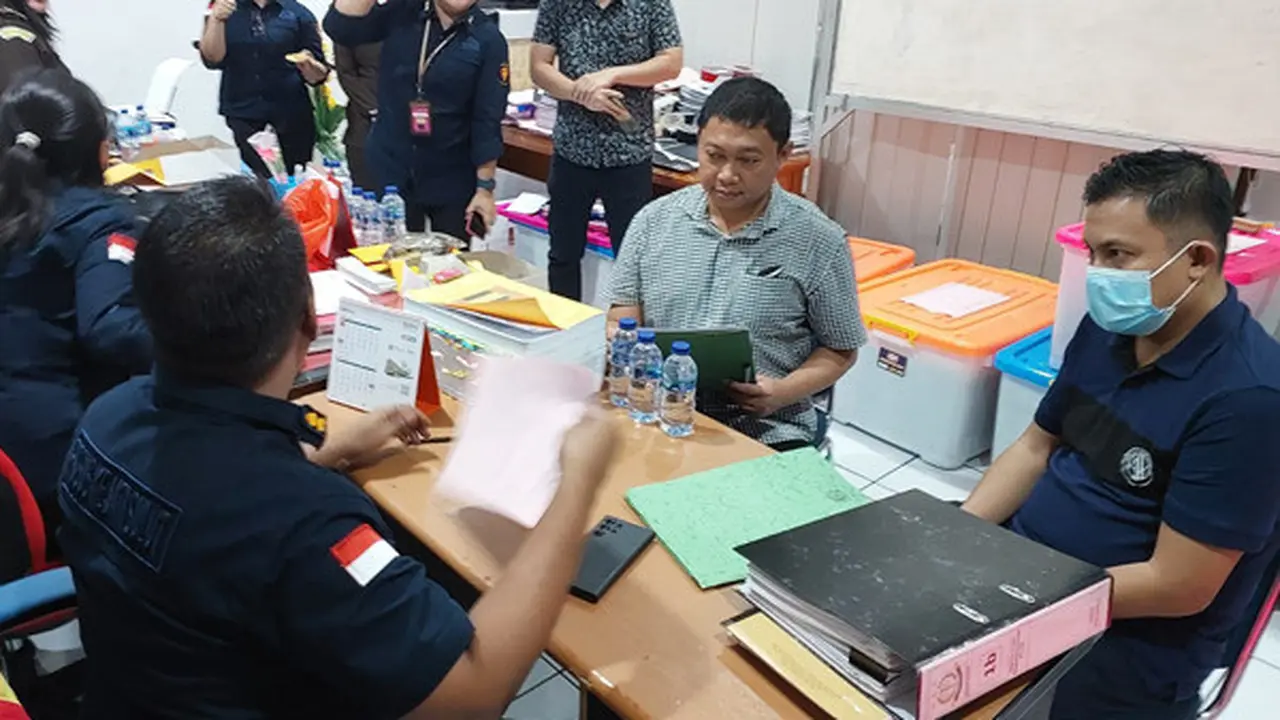Penyidik Polda Sulut menyerahkan tersangka beserta barang bukti ke Pihak Kejati Sulut.