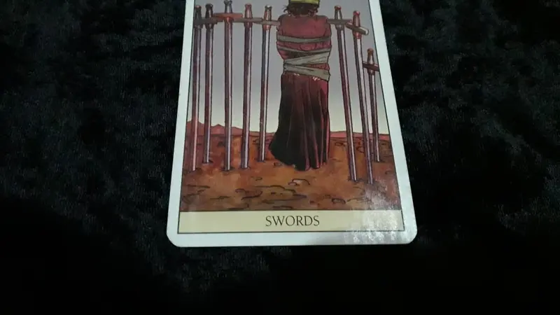 8 of Swords, Tarot Hari Ini Senin, 10 Desember 2018. (Foto: Elisabet Kusumodewi)