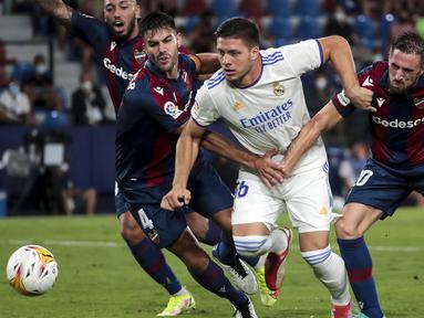 Real Madrid harus bertandang ke markas Levante di pekan kedua Liga Spanyol musim 2021/2022. Drama enam gol tersuguhkan pada pertandingan tersebut hingga kedua kubu harus puas berbagi poin. (Foto: AFP/Jose Miguel Fernandez)