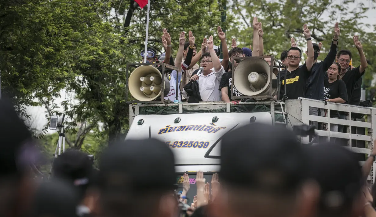 Pemimpin mahasiswa pro demokrasi mengibarkan salam tiga jari, simbol perlawanan saat aksi protes di Bangkok, Thailand, Minggu (20/9/2020). (AP Photo/Wason Wanichakorn)