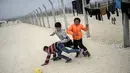 Bocah pengungsi Syria bermain sepak bola di kamp pengungsian di Montevideo, Uruguay. (AFP PHOTO / Pablo PORCINCULA)