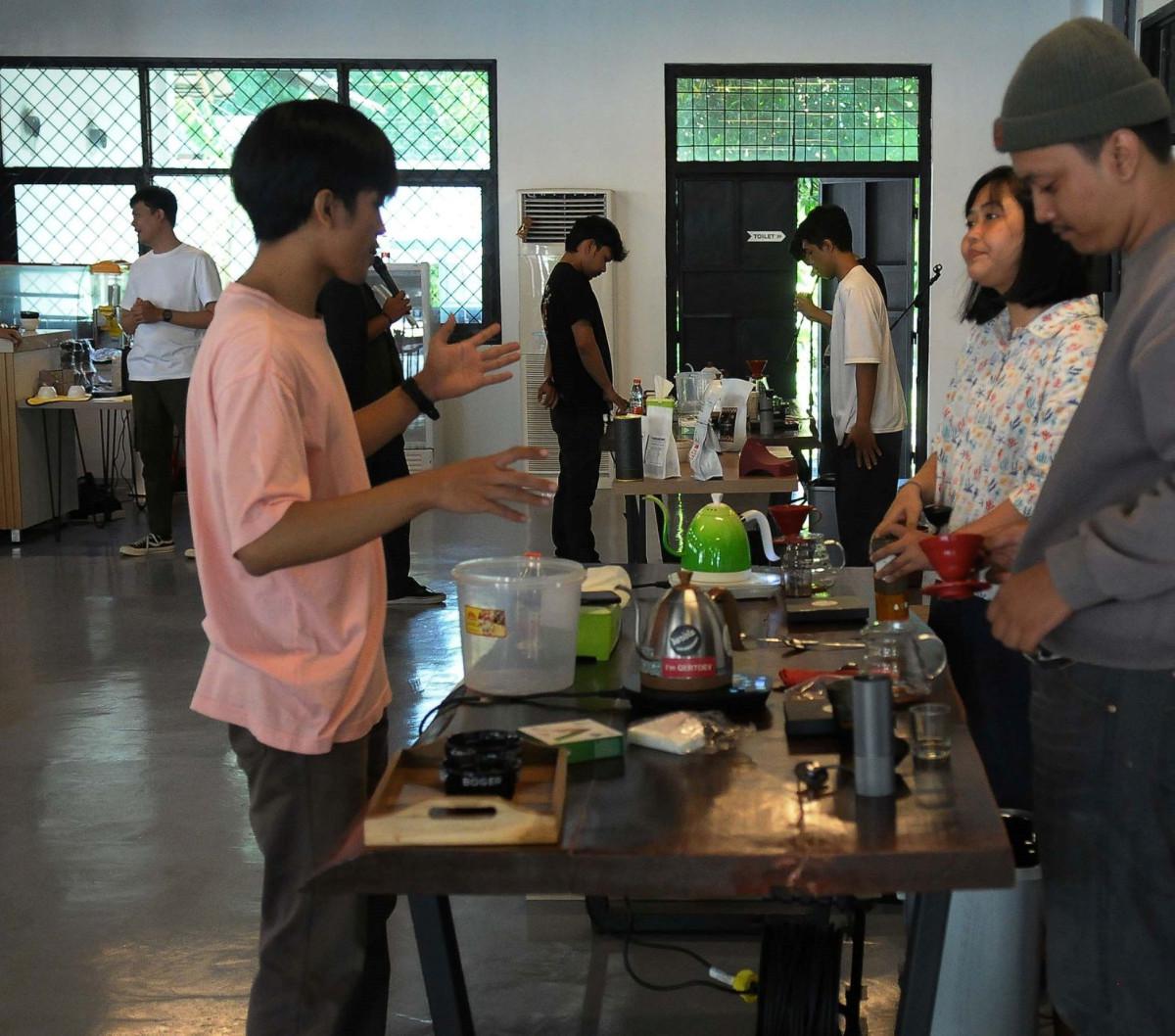 Sejumlah peserta barista muda mengikuti ajang perlombaan meracik kopi secara manual di Pusat Pelatihan Kerja Daerah (PPKD), Jakarta, Selasa (9/1/2024).