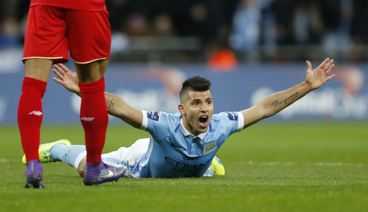 Ekspresi pemain Manchester City, Sergio Aguero, setelah dilanggar pemain Liverpool di final Piala Liga Inggris di Stadion Wembley, London, Senin (29/2/2016) dini hari WIB. (Action Images via Reuters/Carl Recine)