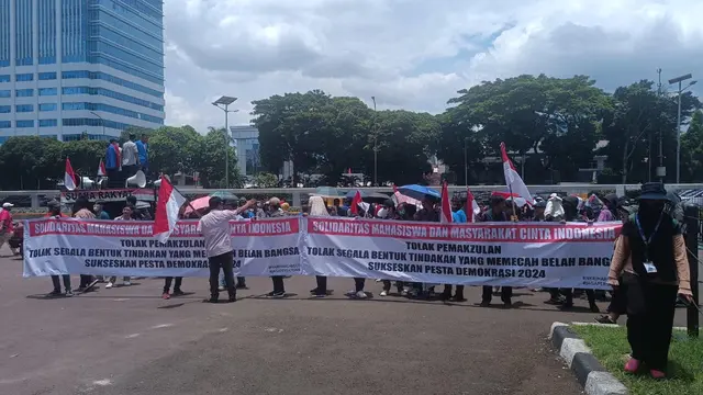Koalisi Nasional Penyelamat Demokrasi dan massa dari Petisi Brawijaya menggelar aksi di depan Gedung Dewan Perwakilan Rakyat (DPR) RI.