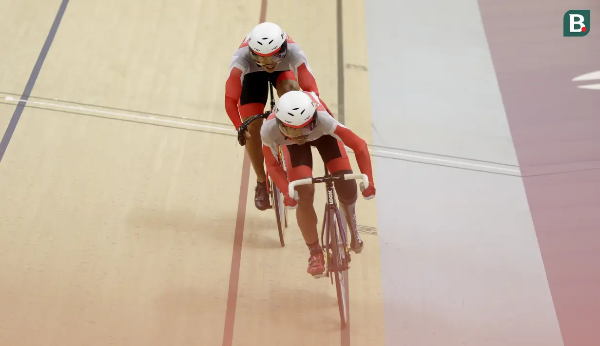 Pebalap sepeda Indonesia, Muhammad Fadli, M Habib dan Losu Marthin, saat beraksi pada Asian Para Games di Velodrome, Jakarta, Kamis (11/10/2018). Tim Indonesia berhasil meraih medali perunggu. (Bola.com/M Iqbal Ichsan)