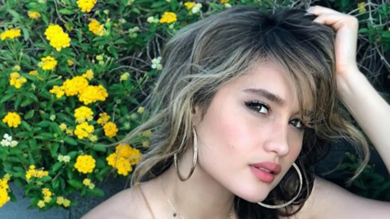 Selain Cinta Laura, Artis Ini Suka dengan Riasan Mata Smokey Eye