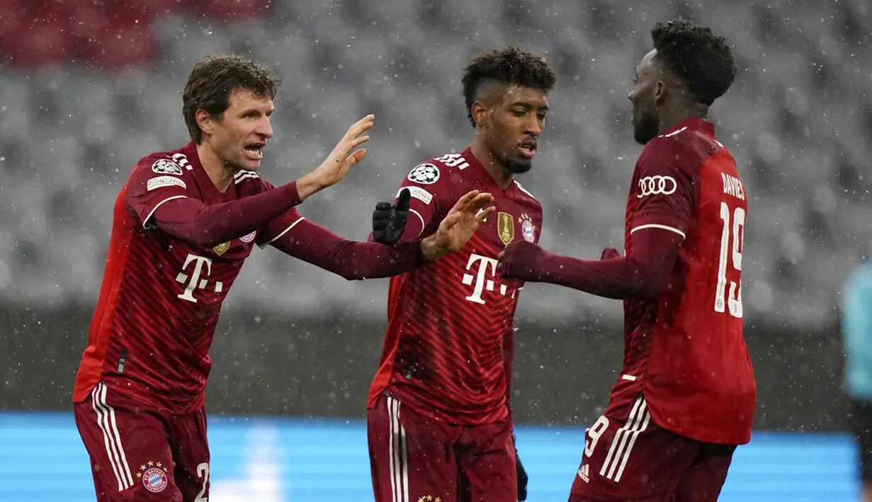 Pemain Bayern Munchen Thomas Mueller (kiri) bereaksi dengan rekan setimnya usai mencetak gol ke gawang Barcelona pada pertandingan Grup E Liga Champions di Munich, Jerman, 8 Desember 2021. Bayern Munchen menang 3-0. (AP Photo/Matthias Schrader)