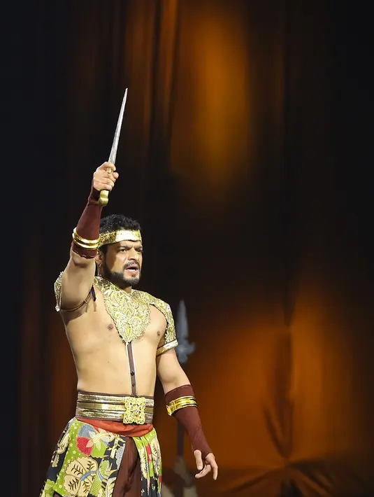 Dewi Perssik menyanyikan lagu Sadda Dil Vitu Ga Ga Ganpati dan Ayu Ting Ting dengan lagu Ramcha Leela membuka pagelaran drama musikal berkolaborasi dengan 1234 Get Dance Floor. (Bambang E. Ros/Bintang.com)