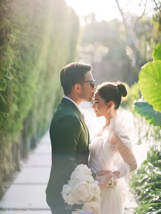 Untuk riasan, Jessica Mila kembali menggandeng MUA Eva Lovira dan hairstylist Shabura. [Foto: Instagram @jeffrytan]