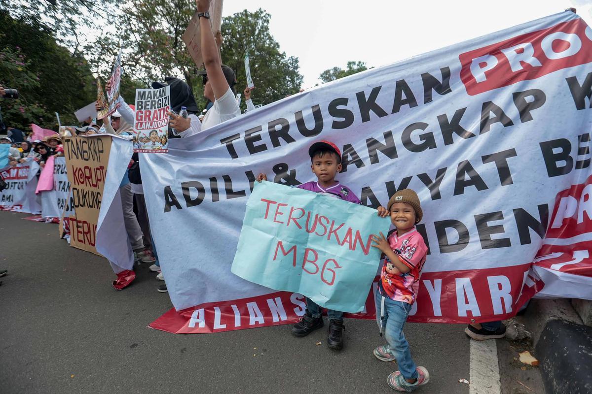 FOTO: Massa Aksi Dukung Kelanjutan Program Makan Bergizi Gratis