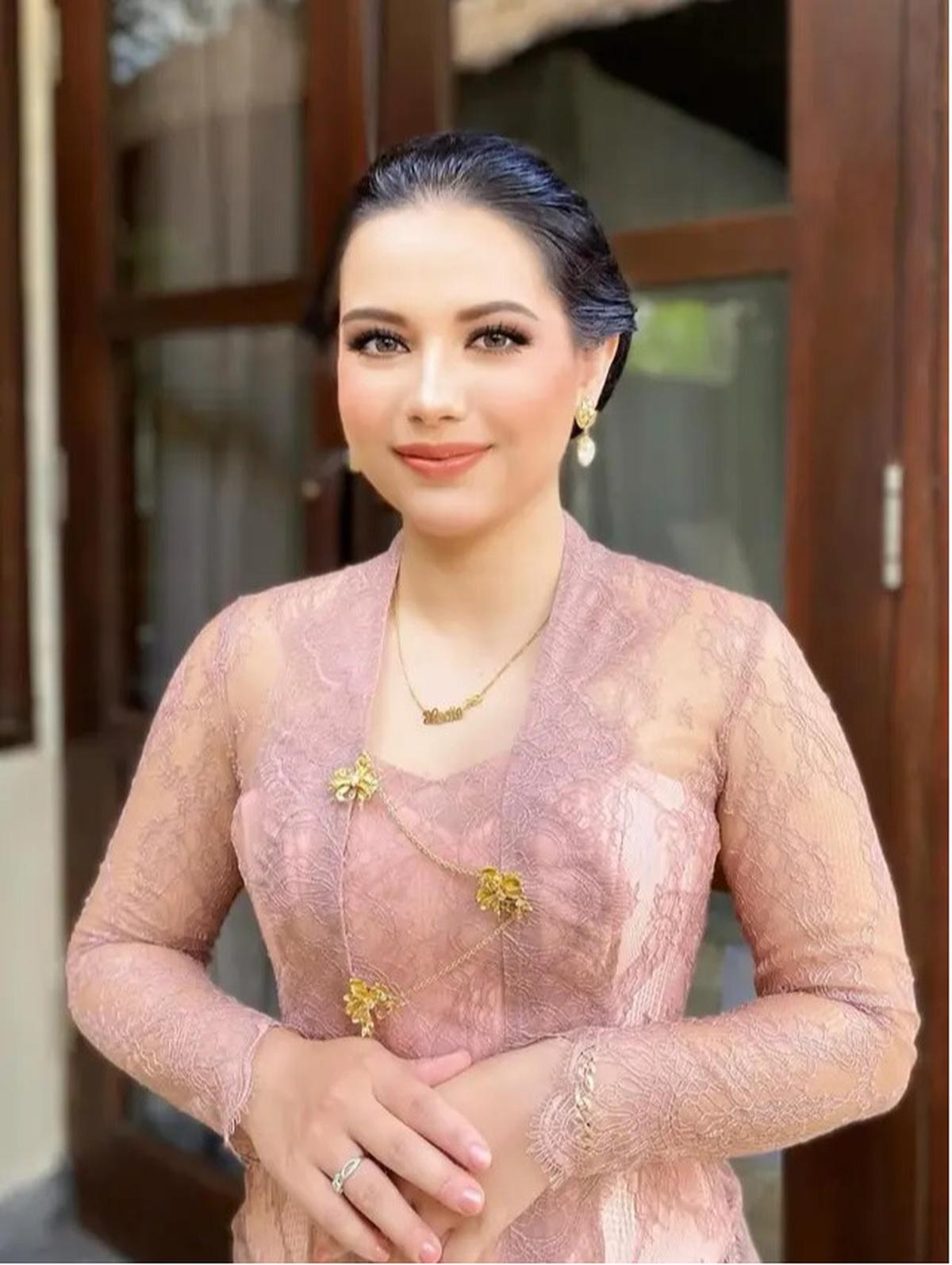 Potret Elodie Bouttier, Cantik Berkebaya saat Pernikahan Luna Maxime